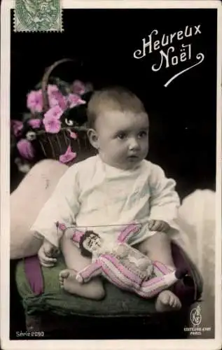 Ak Glückwunsch Weihnachten, Baby mit einer Puppe