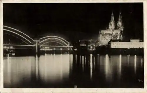 Foto Ak Köln am Rhein, Dom, Brücke, Nachtbeleuchtung