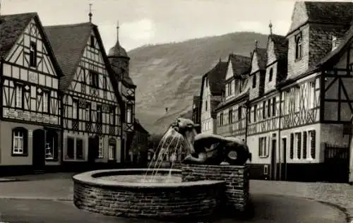 Ak Cobern Kobern Gondorf an der Mosel, Marktplatz, Brunnen