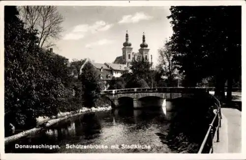 Ak Donaueschingen im Schwarzwald, Schützenbrücke mit Stadtkirche