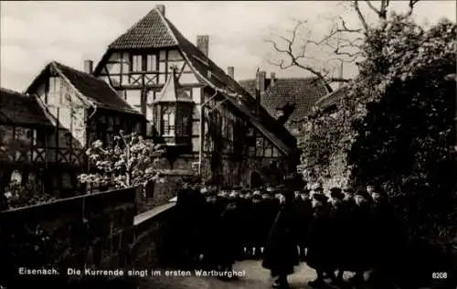 Ak Lutherstadt Eisenach in Thüringen, Die Kurrende singt im ersten Wartburghof, Fachwerkhaus