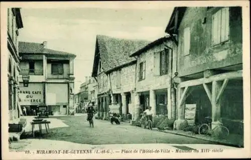 Ak Miramont-de-Guyenne Lot et Garonne, Place de l'Hotel de Ville, Maisons du XIII siecle