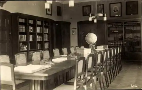 Foto Ak Wohnhaus, Innenansicht, Bücherregal, Globus, Gemälde