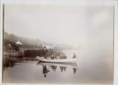 Foto Ak Schweiz, Ort am Zürichsee, Boot am Ufer