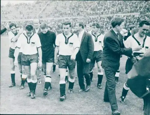 Foto Fußball, DFB Auswahl gegen Zonen Auswahl in Hannover, 1963