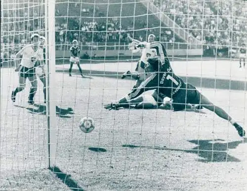 Foto Fußball, Bundesliga, HSV gegen Bayer Leverkusen, Torwart Rüdiger Vollborn, 1986