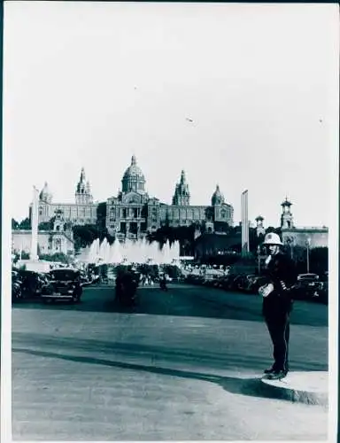 Foto Filmszene Barcelona, Montjuic, Polizist, BRD 1952 Kurz-Dokumentarfilm, Jordan J. von Boyadjieff