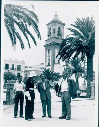 Foto Filmszene Barcelona, Polizist, Männer, Kirchturm, BRD 1952, Jordan J. von Boyadjieff