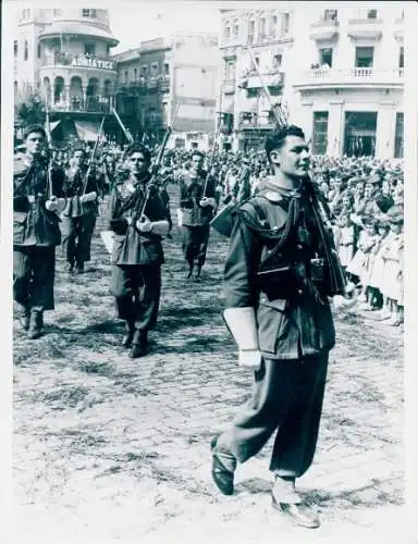 Foto Filmszene Barcelona, Soldaten, Parade, Dokumentarfilm, BRD 1952, Jordan J. von Boyadjieff