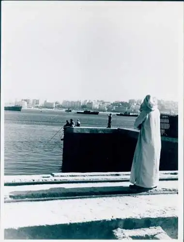 Foto Filmszene Tanger, die Stadt mit den zwei Gesichtern, Hafen, BRD 1952, Jordan J. von Boyadjieff