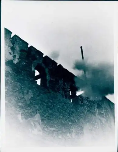 Foto Filmszene Tanger, die Stadt mit den zwei Gesichtern, Stadtmauer, Kanone, BRD 1952