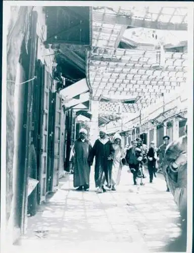 Foto Filmszene Tanger, die Stadt mit den zwei Gesichtern, Straßenpartie, Bazar, BRD 1952