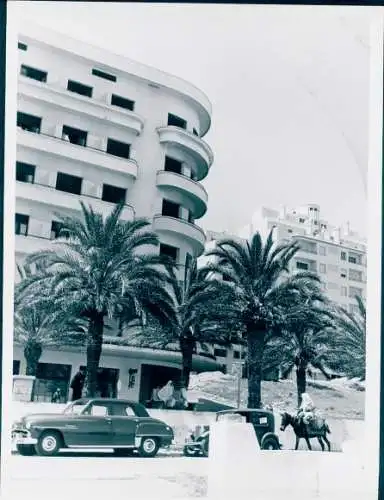 Foto Filmszene Tanger, die Stadt mit den zwei Gesichtern, Straßenpartie, Gebäude, Auto, BRD 1952