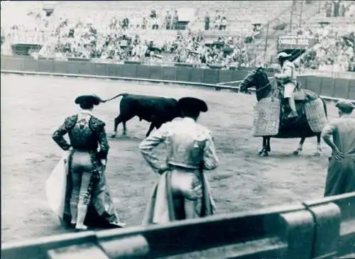 Foto Filmszene Barcelona, Stierkampf, Corrida de Toros, BRD 1952, Jordan J. von Boyadjieff