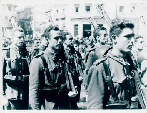 Foto Filmszene Barcelona, Soldaten, Bajonette, BRD 1952, Jordan J. von Boyadjieff