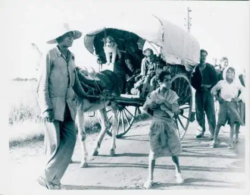 Foto Filmszene Barcelona, Pferdefuhrwerk, Menschen, BRD 1952, Jordan J. von Boyadjieff