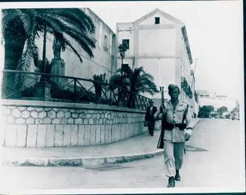 Foto Filmszene Tanger, die Stadt mit den zwei Gesichtern, Soldat, BRD 1952, Jordan J. von Boyadjieff