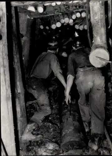 Foto Bergbau Bezirk Halle, Bergleute im Stollen