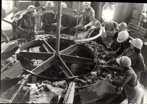 Foto Bergbau Bezirk Halle, Arbeiter am Förderband, Sortierung