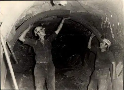 Foto Bergbau Bezirk Halle, Bergleute im Stollen, Abstützung