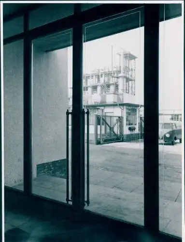 Foto Hamburg, Fotograf Hans Ernst Müller, Shell Hamburg, Fabrikgelände, VW Bus