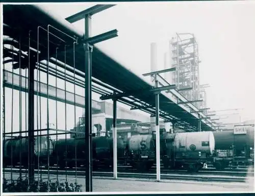 Foto Hamburg, Fotograf Hans Ernst Müller, Shell Hamburg, Fabrikgelände, Güterzug