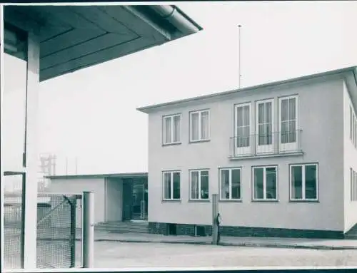 Foto Hamburg, Fotograf Hans Ernst Müller, Shell Hamburg, Fabrikgelände, Partie am Pförtnerhaus