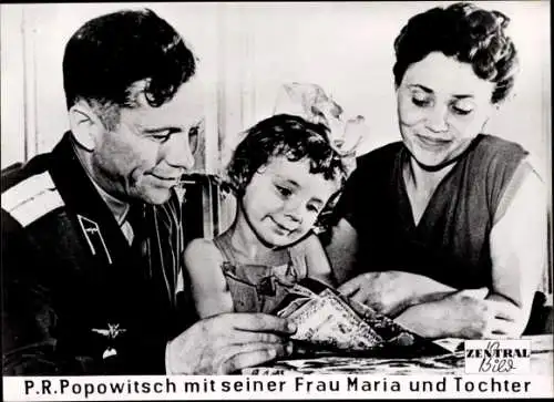 Foto Sowjetische Raumfahrt, Kosmonaut P. R. Popowitsch mit Frau Maria und Tochter