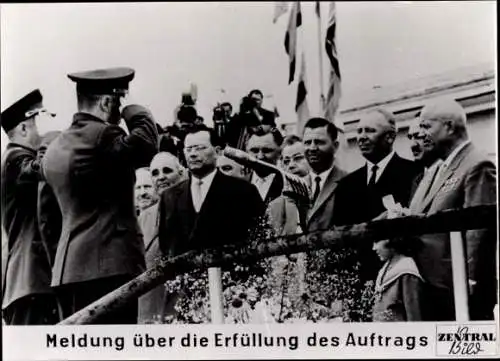 Foto Sowjetische Raumfahrt, Kosmonauten, Meldung über Erfüllung des Auftrags