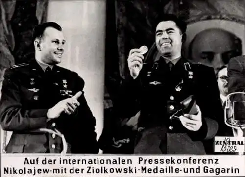 Foto Sowjetische Raumfahrt, Kosmonaut Nikolajew mit Ziolkowski Medaille, Gagarin, Pressekonferenz