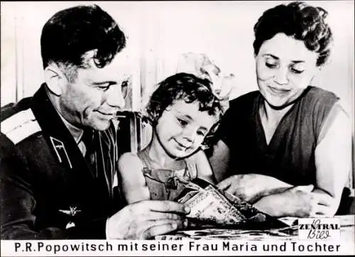 Foto Sowjetische Raumfahrt, Kosmonaut P. R. Popowitsch mit Frau Maria und Tochter