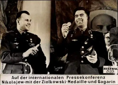 Foto Sowjetische Raumfahrt, Kosmonaut Nikolajew mit Ziolkowski Medaille, Gagarin, Pressekonferenz