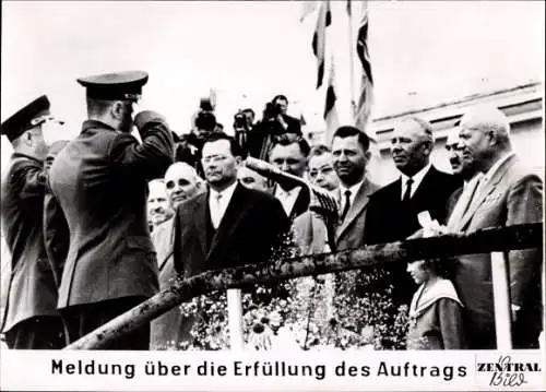 Foto Sowjetische Raumfahrt, Kosmonauten, Meldung über die Erfüllung des Auftrags