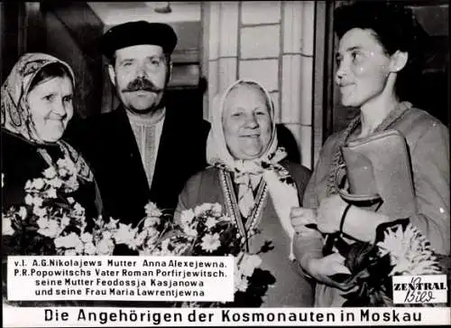 Foto Sowjetische Raumfahrt, Angehörige der Kosmonauten Nikolajew und Popowitsch in Moskau
