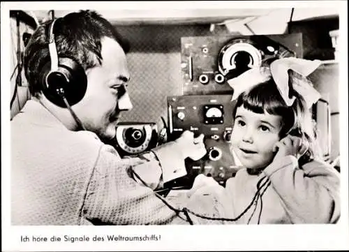 Foto Sowjetische Raumfahrt, Ich höre die Signale des Weltraumschiffs, Funktechnik, Kind