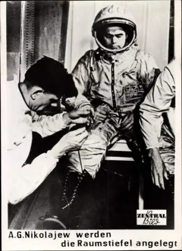 Foto Sowjetische Raumfahrt, Kosmonaut Nikolajew werden Raumstiefel angelegt
