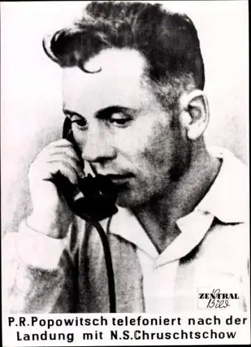 Foto Sowjetische Raumfahrt, Kosmonaut Popowitsch telefoniert nach der Landung mit Chruschtschow
