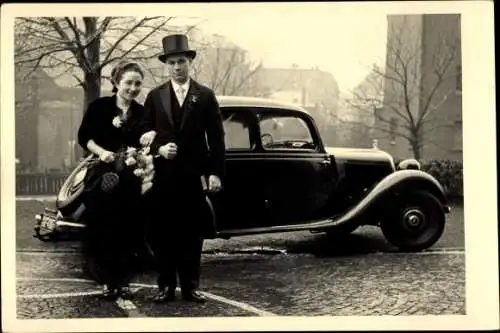 Foto Ak Hochzeitspaar vor einem Automobil, Mercedes