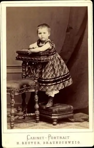 Kabinett Foto Kinderportrait, Mädchen auf einem Hocker