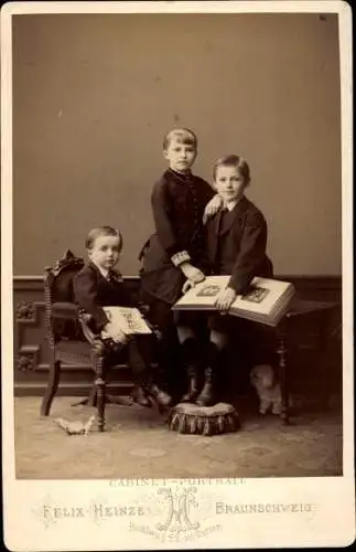 Kabinett Foto Kinderportrait, Mädchen und zwei Jungen, Buch