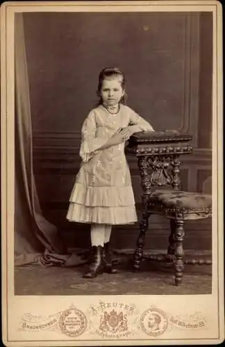 Kabinett Foto Kinderportrait, Mädchen auf eine Stuhllehne gestützt
