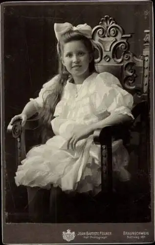 Kabinett Foto Kinderportrait, Mädchen auf einem Stuhl sitzend