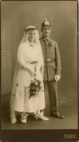 Foto Dresden Neustadt, Deutscher Soldat in Uniform mit seiner Braut, Hochzeit