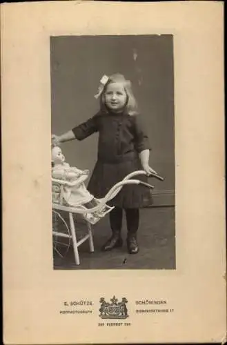 Foto Mädchen mit Puppe, Portrait