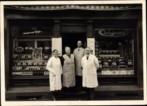Foto Männer und Frauen vor einem Geschäft, Deka, Schaufenster, Verkäufer