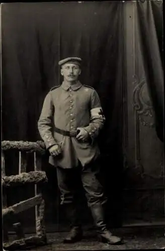 Foto Ak Deutscher Soldat in Uniform, Standportrait, Sanitäter, I WK