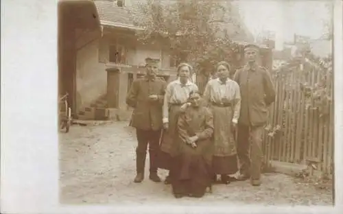 Foto Ak Ober Rotweil Oberrotweil Vogtsburg am Kaiserstuhl Baden, Familie, Soldaten in Uniform