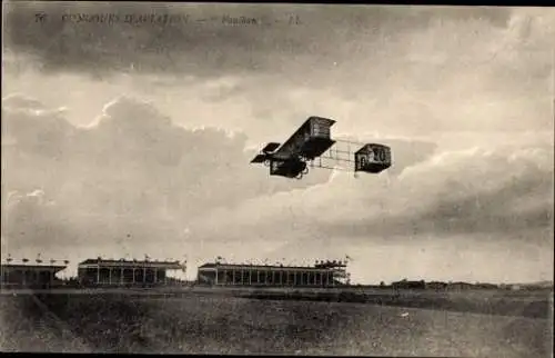 Ak Paulhan Doppeldecker im Flug, Große Luftfahrtwoche von Lyon, Ehrentribüne