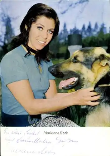 Ak Schauspielerin Marianne Koch, Seitenportrait, Autogramm, mit Schäferhund