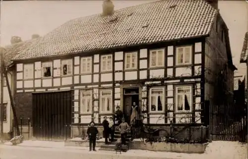 Foto Ak Elze Kreis Hildesheim Niedersachsen, Personen vor einem Wohnhaus, Fachwerkhaus